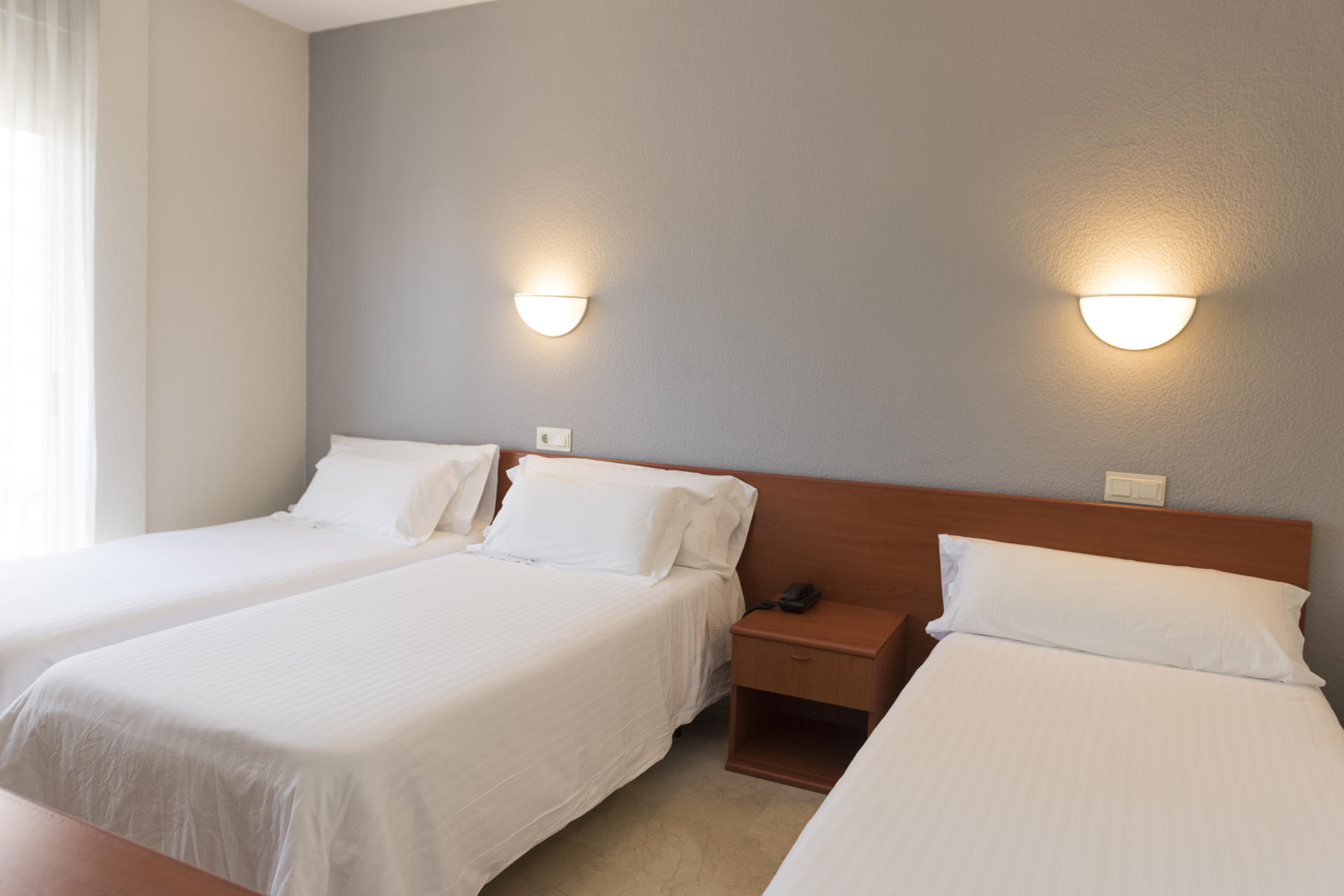 Foto de una habitación doble con una cama supletoria de El Palmeral Foto de una habitación doble con una cama supletoria de El Palmeral