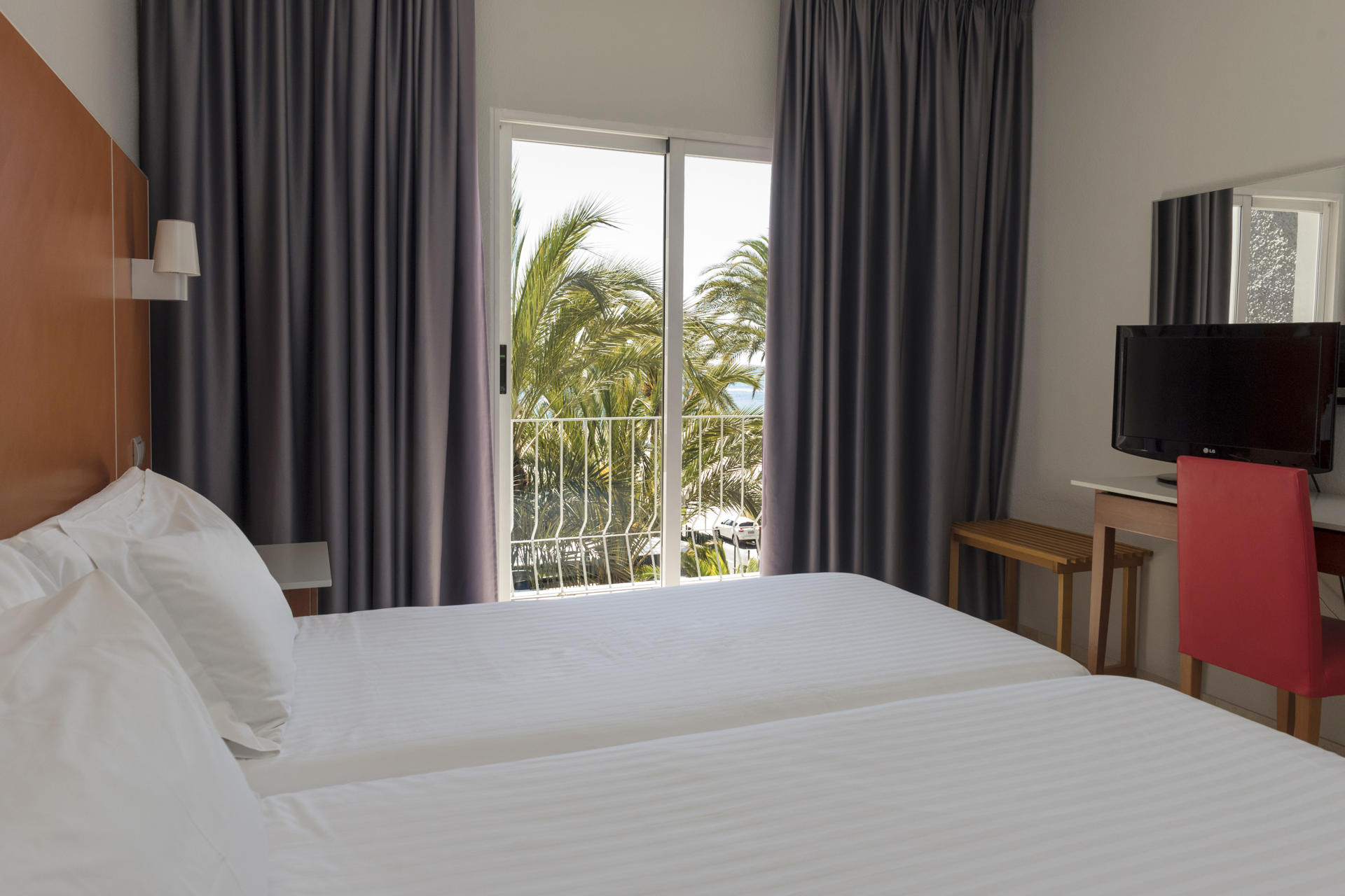 Foto de una habitación doble con un televisor de El Palmeral