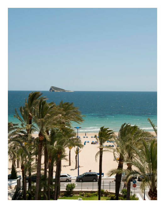 Foto de la playa con la Isla de fondo en Benidorm