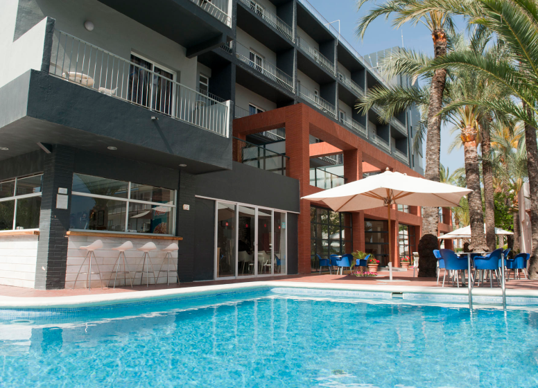 Foto de la piscina con la fachada del hotel de fondo