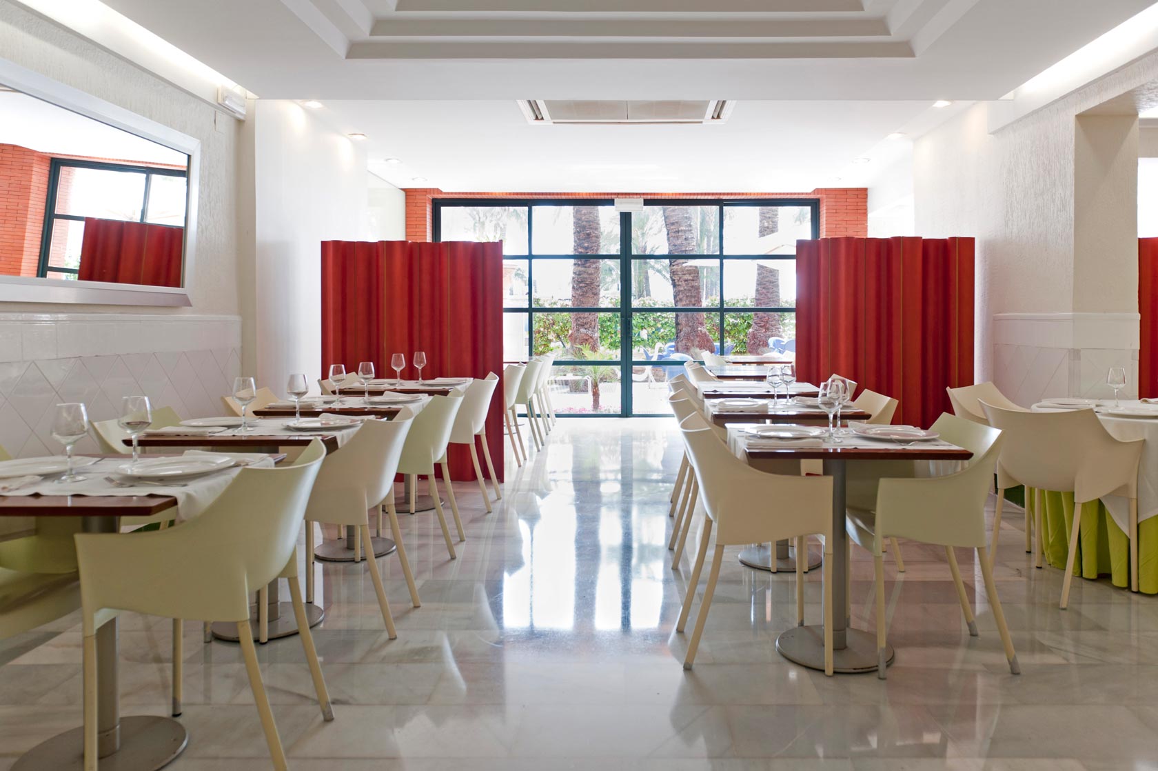 Foto del comedor en el Palmeral Foto del comedor en el Palmeral