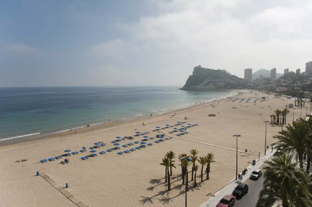 Foto de la playa de Benidorm desde una posición elevada