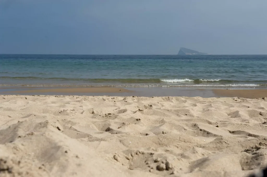 Foto de la playa de Benidorm con la isla de fondo