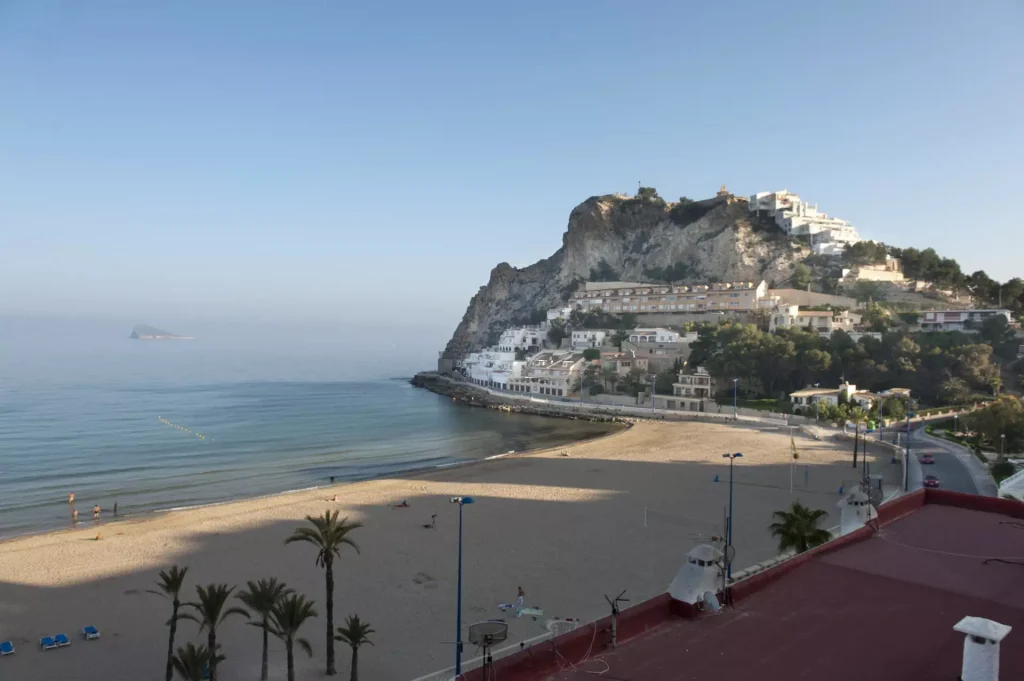 Foto de la playa de la Cala en Benidorm