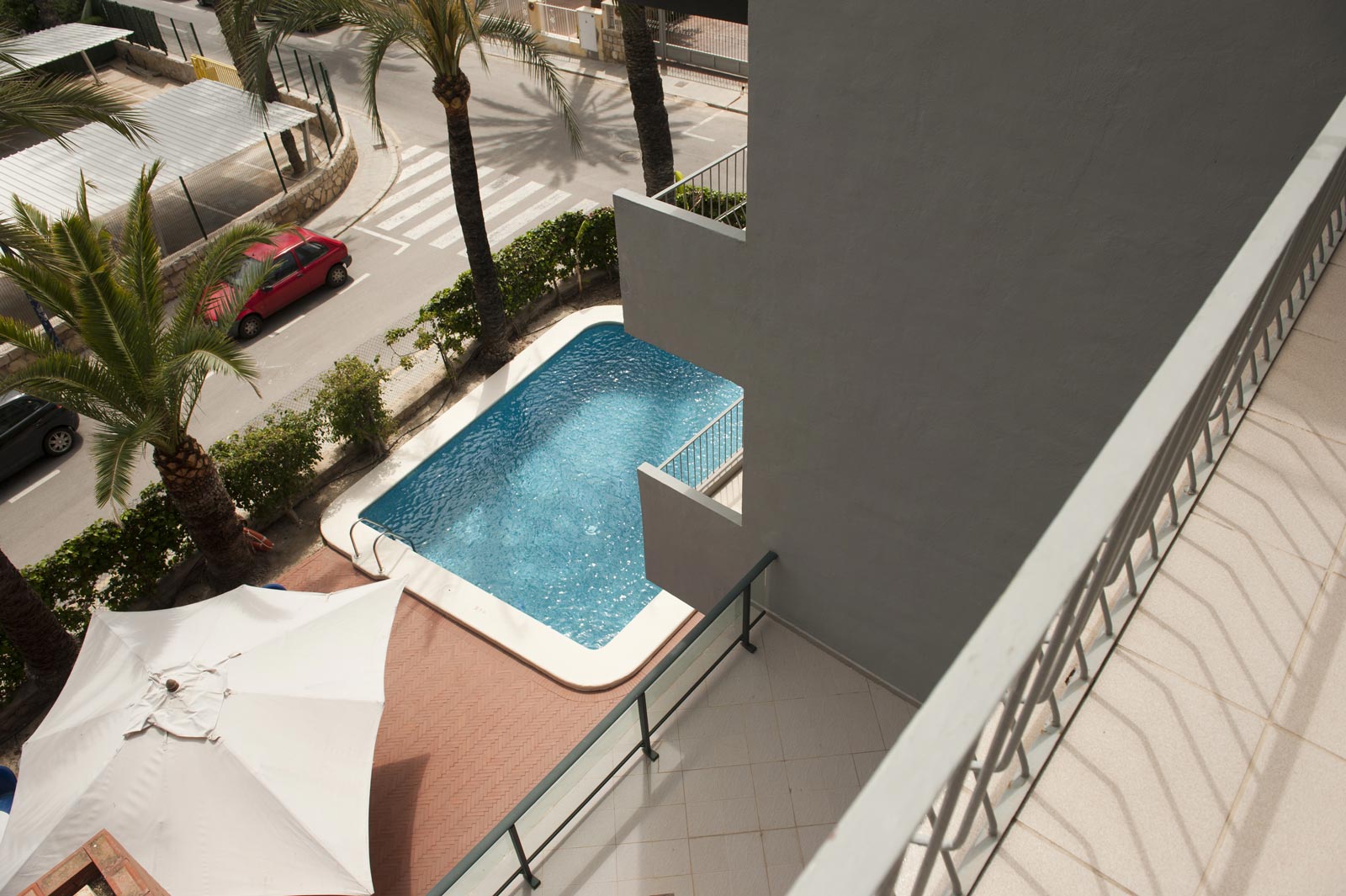 Foto de la piscina del Palmeral desde un balcón Foto de la piscina del Palmeral desde un balcón