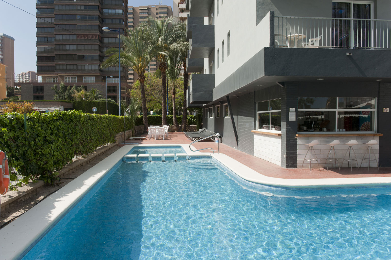 Foto de la piscina del Palmeral con la fachada de fondo Foto de la piscina del Palmeral con la fachada de fondo
