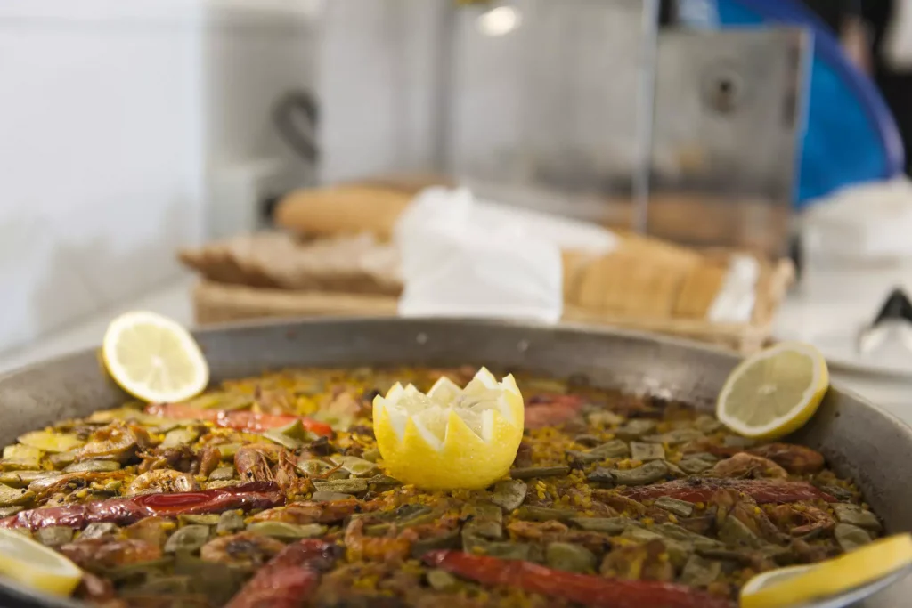 Foto de una paella con unos limones cortados en el Hotel Palmeral Foto de una paella con unos limones cortados en el Hotel Palmeral
