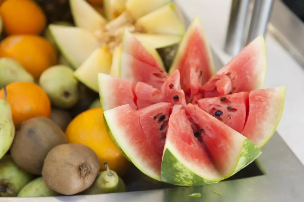 Foto de una sandía cortada en primer plano en el Hotel Palmeral Foto de una sandía cortada en primer plano en el Hotel Palmeral