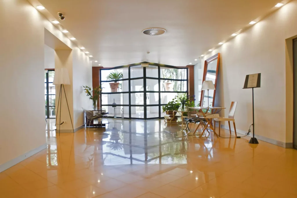 Foto del portal del Hotel Palmeral desde dentro Foto del portal del Hotel Palmeral desde dentro