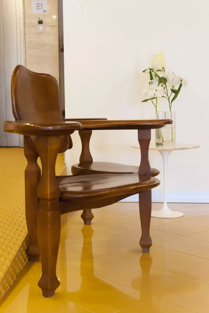 Foto de una silla en el Hotel Palmeral con unas flores al lado Foto de una silla en el Hotel Palmeral con unas flores al lado