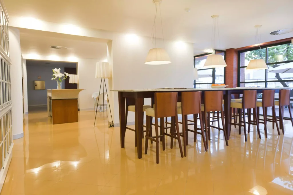 Foto de uno de los salones del Hotel Palmeral Foto de uno de los salones del Hotel Palmeral