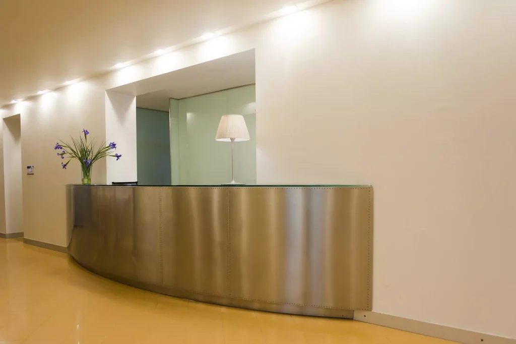 Foto de la recepción del Hotel Palmeral desde un lateral Foto de la recepción del Hotel Palmeral desde un lateral