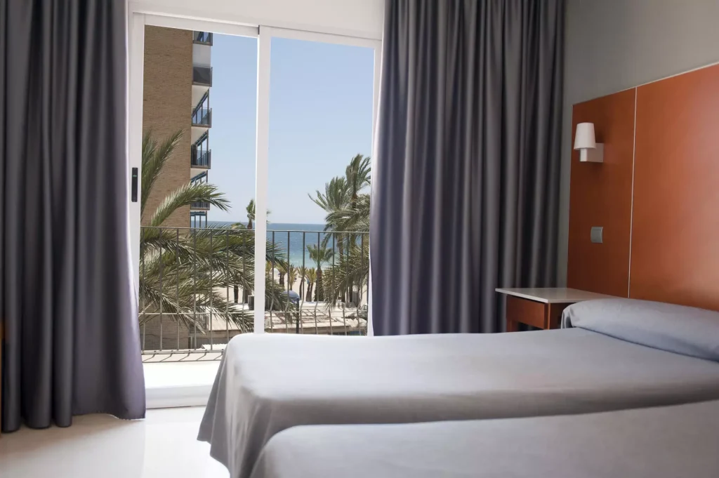 Foto de una habitación doble con vistas en el Hotel Palmeral