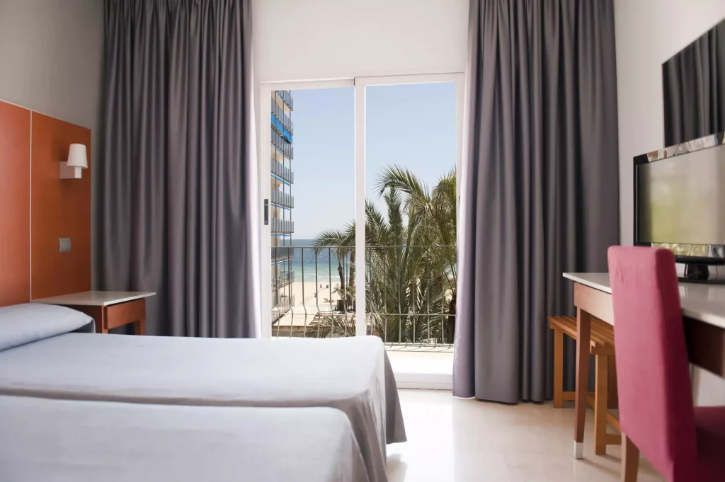 Foto de una habitación doble con vistas en el Hotel Palmeral